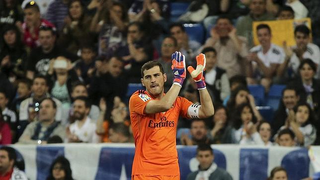 Íker Casillas saluda a la afición