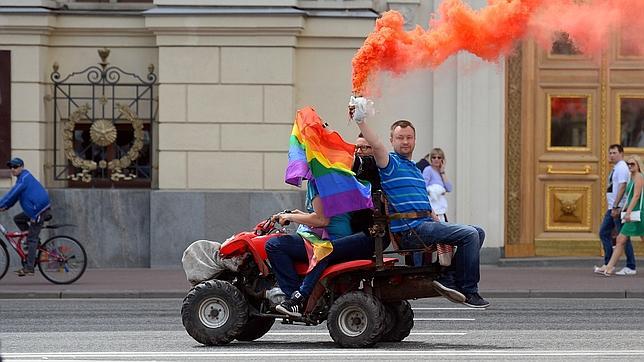 Detienen al líder del movimiento homosexual ruso en la marcha del orgullo gay