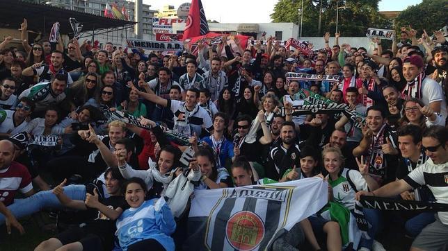 Jugadores y aficionados del Mérida celebran en Laredo el ascenso a Segunda B