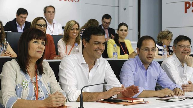 Un militante de 93 años saca a Sánchez del Comité Federal para que le prometa que no pactará con el PP