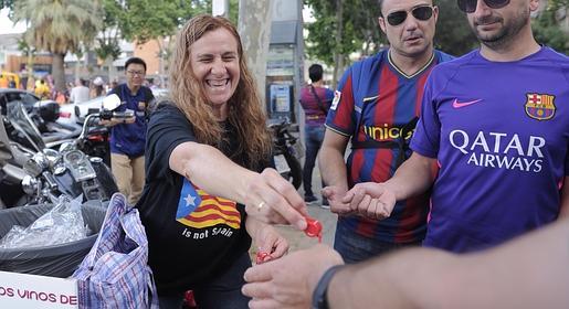 Reparto de pitos antes del comienzo del partido