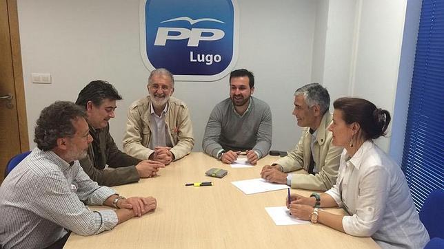 El candidato del PP en Lugo, Jaime Castiñeira, durante su reunión con Lugonovo