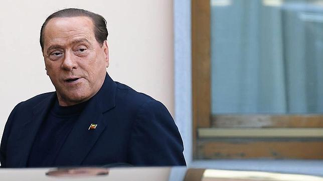 Berlusconi se equivoca de mitin y pide el voto para un candidato de centro-izquierda