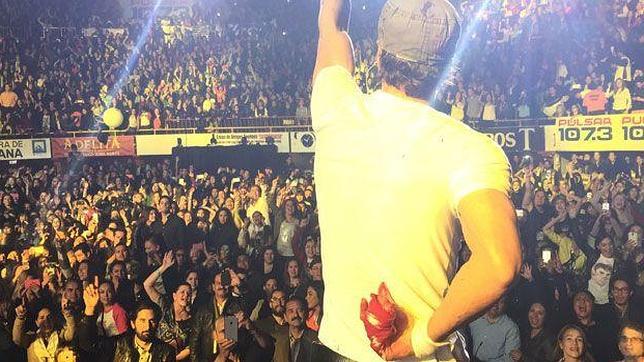 Enrique Iglesias, herido en uno de sus conciertos por un dron con cámara