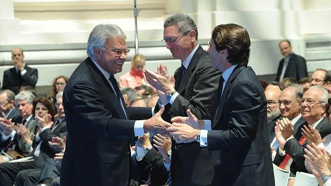Los expresidentes de Gobierno Felipe González (izquierda) y José María Aznar (derecha), junto al exministro de Justicia, Alberto Ruiz Gallardón