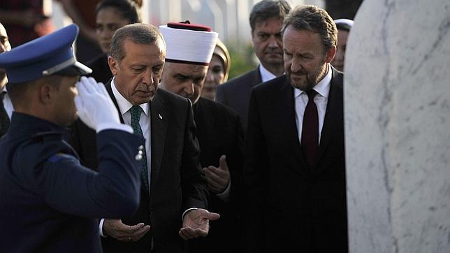 El presidente turco, Recep Tayyip Erdogan (i), y el presidente de turno de Bosnia, Bakir Izetbegovic (d), rinden tributo ante la tumba del presidente bosnio durante la guerra, Alija Izetbegovic, el pasado mayo en Sarajevo