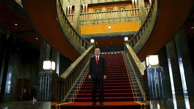 Erdogan dejará el cargo si la oposición halla un retrete de oro en su nuevo palacio