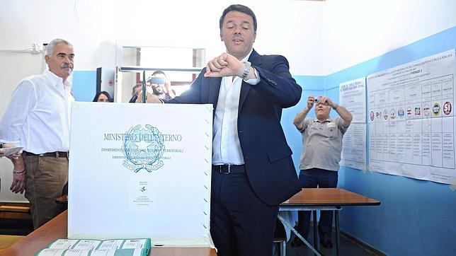 Mateo Renzi vota en las urnas