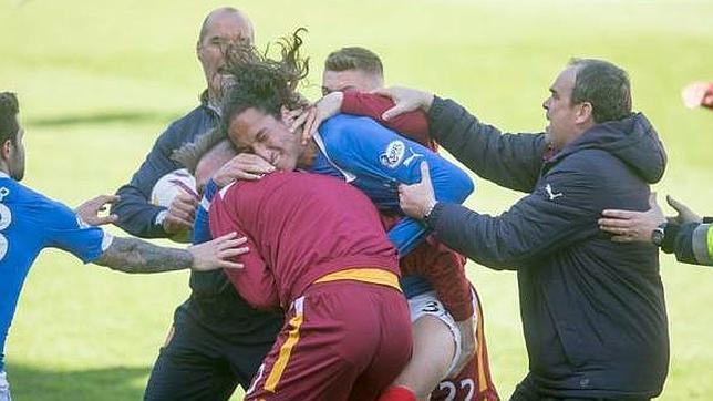 Tangana tremenda entre jugadores al término del Motherwell-Rangers