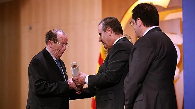 Víctor Grifols recibe la medalla de oro al Mérito al Trabajo en 2010