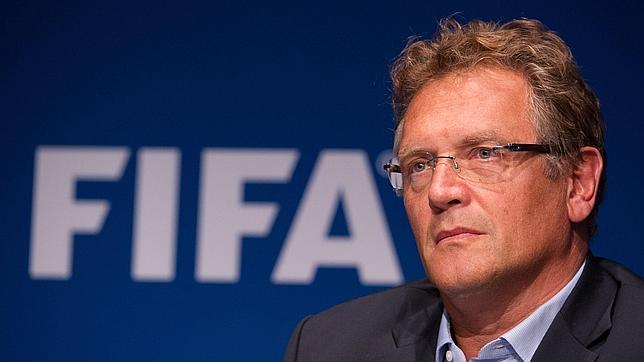 El secretario general de la FIFA habría hecho transferencias claves para la trama corrupta, según el «New York Times»
