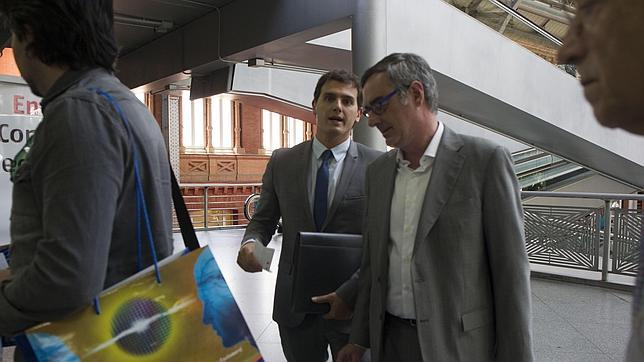 Rajoy ofrece a Rivera pactar apoyos con «transparencia» a las listas más votadas