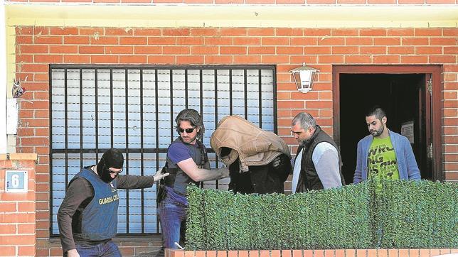 El vecino de la casa de los horrores: «Tiró las bolsas de basura con mucha delicadeza»