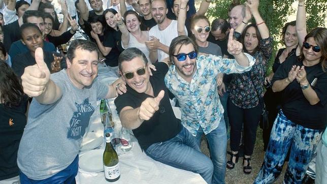 Los hermanos Roca (Josep, Joan y Jordi) celebran el retorno al número uno mundial con familia y amigos en los exteriores del Celler de Can Roca