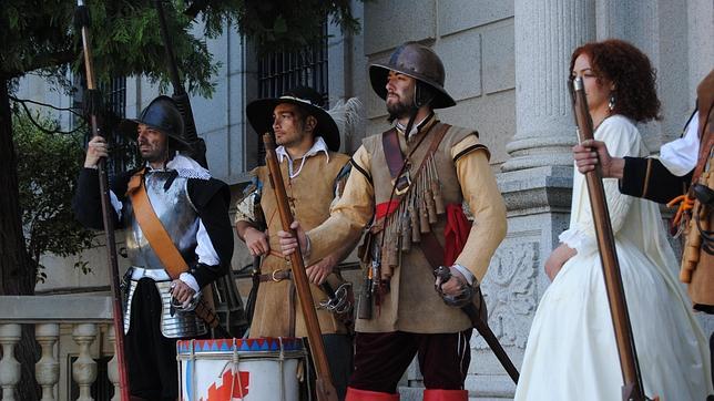 Arcabucero (miembro de «Imperial Service») equipado con una espada