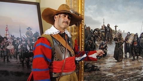 Alberte señala al personaje que está basado en su figura