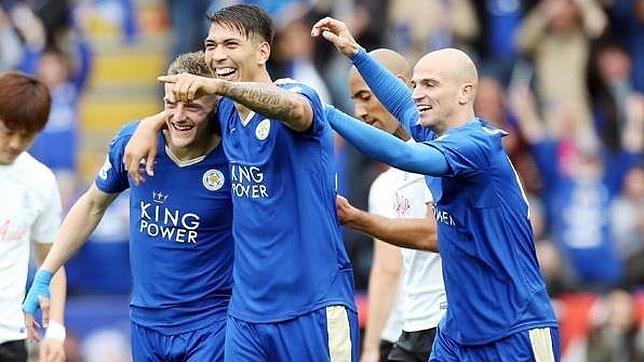 Los jugadores del Leicester celebran un gol
