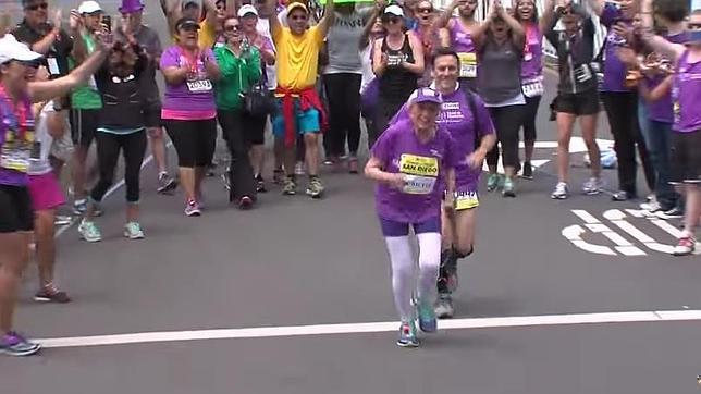 Una anciana de 92 años se convierte en la mujer de más edad en terminar un maratón