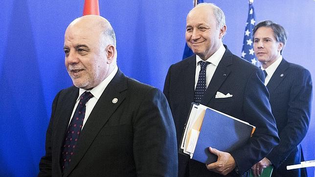 Haidar al Abadi (izquierda),  Laurent Fabius (centro) y Anthony Blinken (d), tras la rueda de prensa