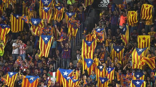 Aficionados del Barcelona en las gradas del Camp Nou durante la pitada