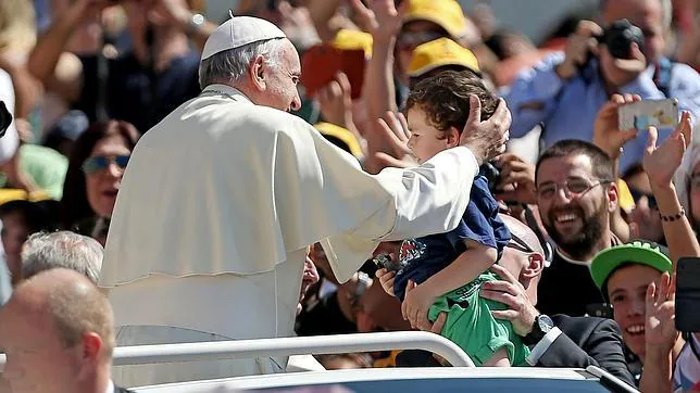 El Papa Francisco saluda a un niño este miércoles en la plaza de San Pedro