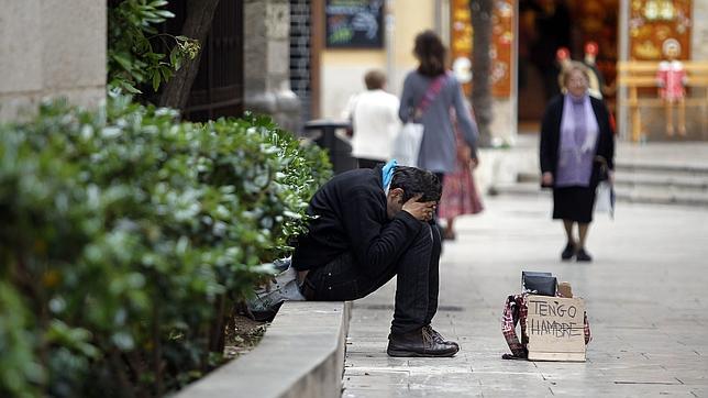 Una persona pide dinero en una calle céntrica de Valencia