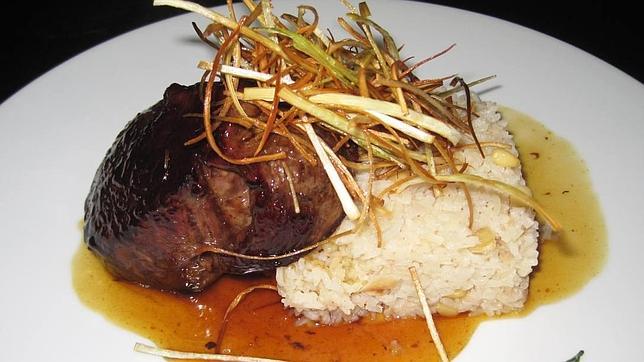 Solomillo con arroz como acompañamiento
