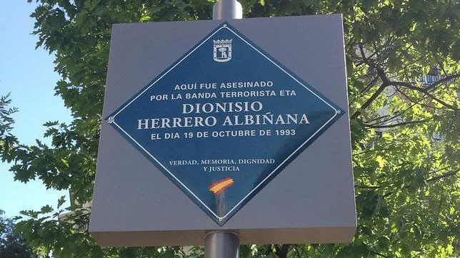 La placa puesta en la calle Hermosilla en la memoria de Dionisio Herrero
