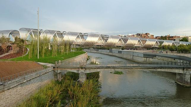 El puente diseñado por Dominique Perrault que une el parque de Madrid Río con el Paseo de Yeserías