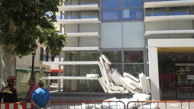 Se desprende parte de la fachada del Ayuntamiento de Quintanar del Rey