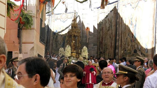 Cospedal y Page desfilan en la procesión de un Corpus abarrotado y luminoso