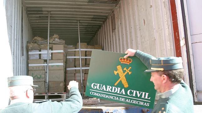 La Guardia Civil ha encontrado más de mil kilos de hachís en dos barcos