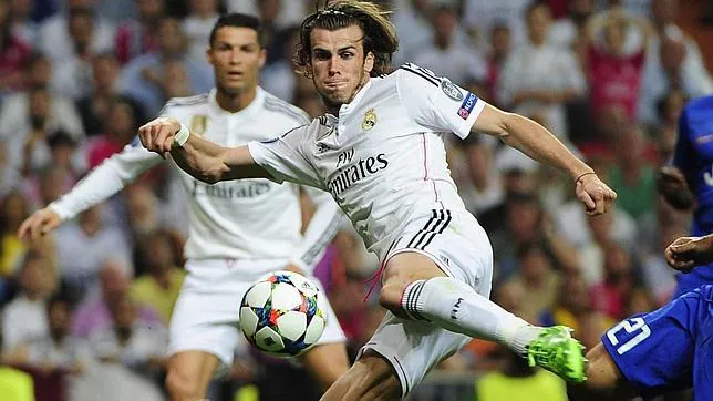 Bale dispara y centra con su pierna buena, la zurda