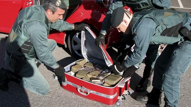 Una maleta repleta de ladrillos de hachís