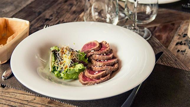 Tataki de solomillo de ternera listo para servir y comer