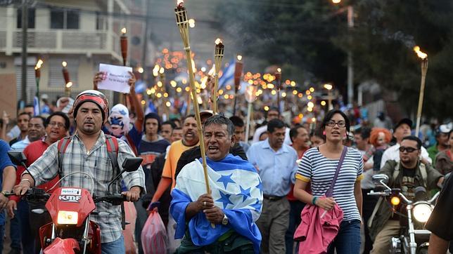 Miles de hondureños marchan en Tegucigalpa pidiendo justicia contra la corrupción