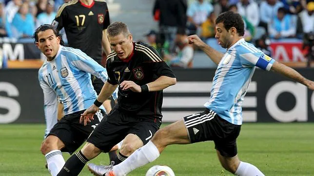 Tévez y Mascherano pugnan con Schweinsteiger en un partido con Argentina