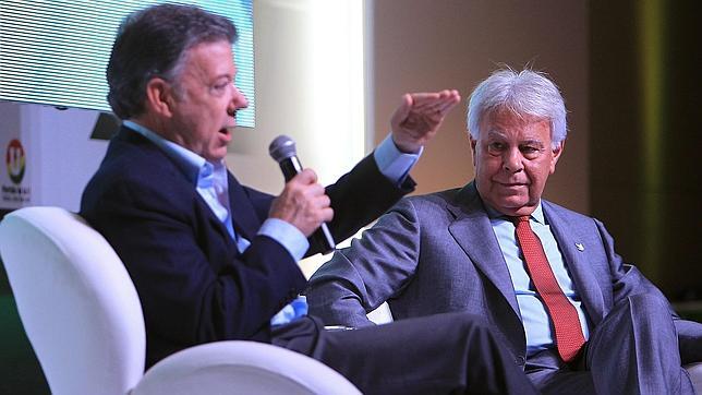 Juan Manuel Santos (i) con Felipe González en Bogotá, en vísperas del viaje del expresidente español a Venezuela