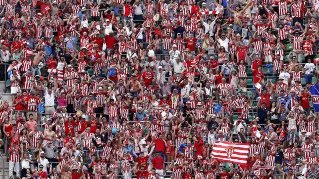 Aficionados del Sporting de Gijón en las gradas del Villamarín