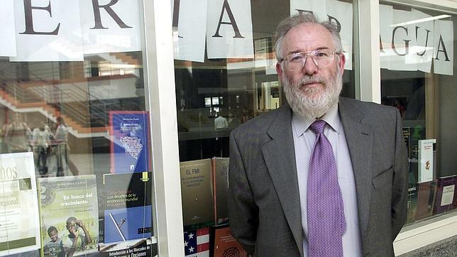 Carlos Berzosa en 2003, presentando su candidatura en la Facultad de Económicas