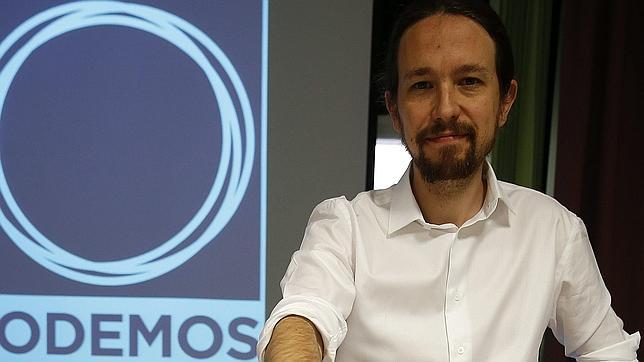 Pablo Iglesias con los avales de la constitución de Podemos