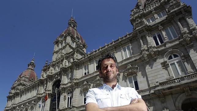 El candidato a la Alcaldía de la capital herculina posa para ABC ante el Pazo de María Pita