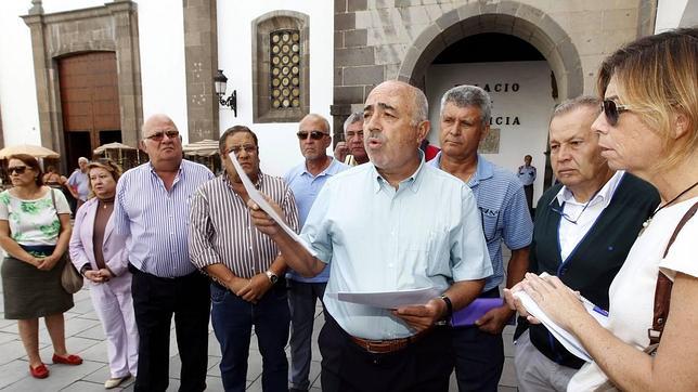 El portavoz del Foro Roque Aldeano, Joaquín Clavijo, y miembros tras presentar una denuncia ante la Fiscalía por las deficiencias de la vía