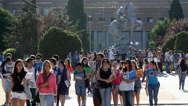 Estudiantes saliendo de los exámenes de selectividad en la Complutense