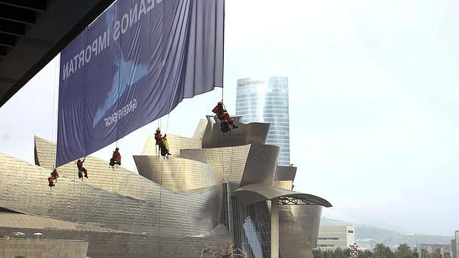 Miembros de Greenpeace permanecen siete horas colgados de un puente sobre la ría de Bilbao