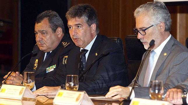 Cosidó defiende que la «obligación» de la Policía es hacer cumplir la ley y «máxime con Marruecos»