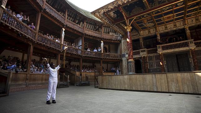 La antorcha olímpica, en el centro de Londres, en el teatro Shakespeare's Globe de la capital de Reino Unido