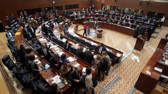 El pleno que abre la legislatura arranca con silencio en recuerdo de Pedro Zerolo