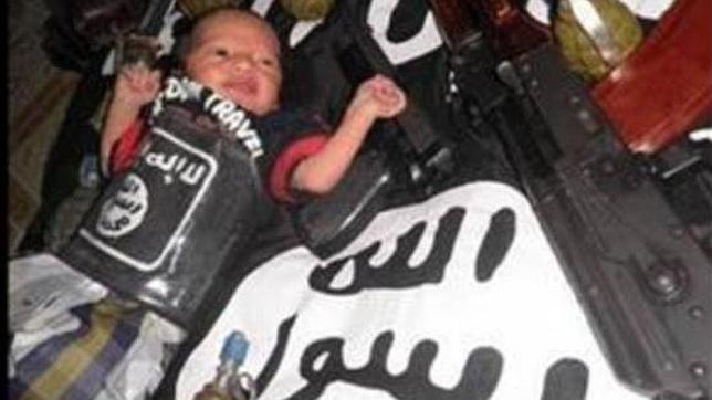 Un bebé, envuelto en la bandera yihadista