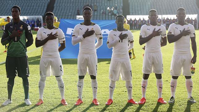 Jugadores de la selección ghanesa escuchan su himno antes del comienzo del partido que le enfrentó a Panamá en el Mundial Sub-20 celebrado en Auckland (Nueva Zelanda), este mes de junio